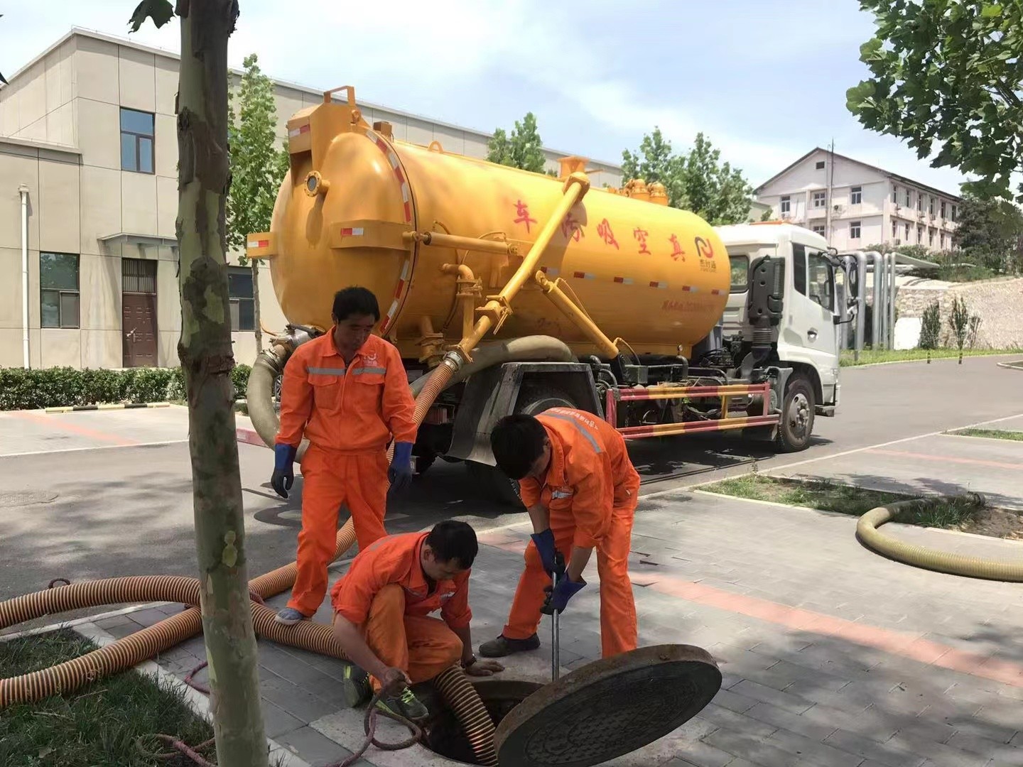 广安管道疏通车停在窨井附近