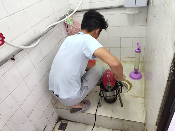 广安管道堵塞冒臭气 专业师傅现场解决问题